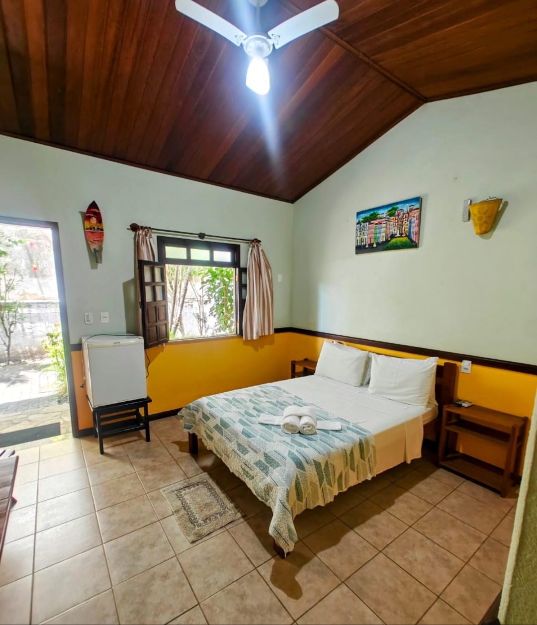 Apartamento com cama de casal e teto de madeira