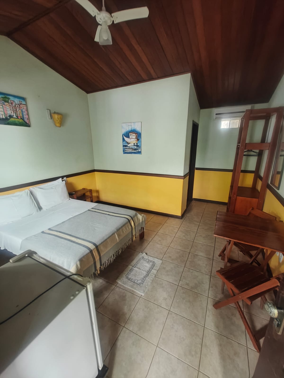 Apartamento com teto de madeira e duas camas