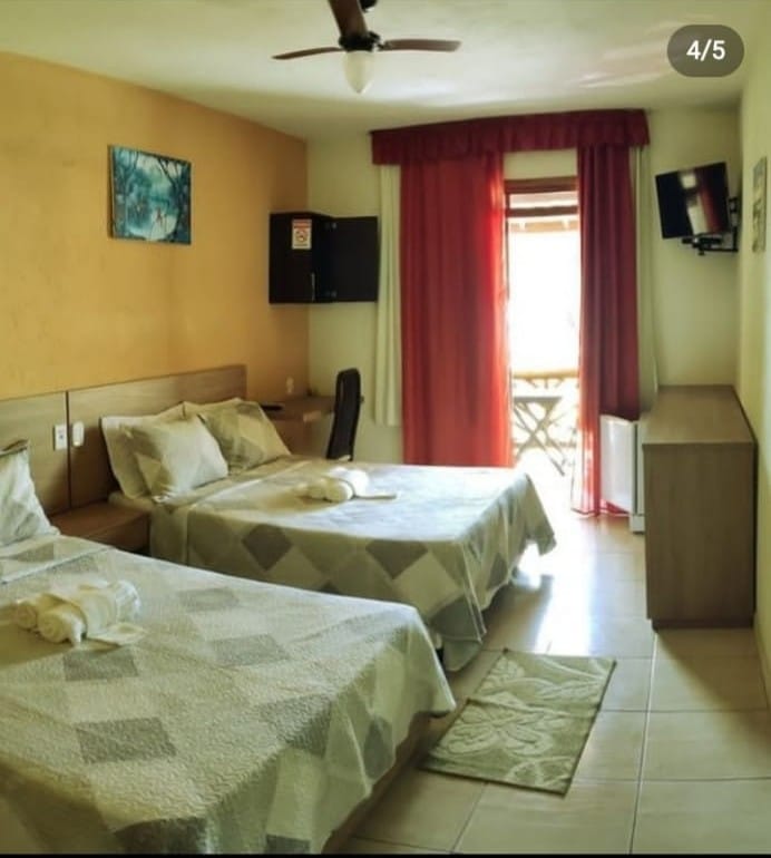 Apartamento duplo com varanda e cortinas