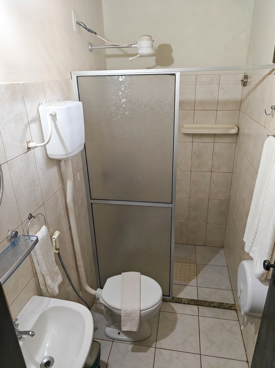 Banheiro privativo com box e toalhas