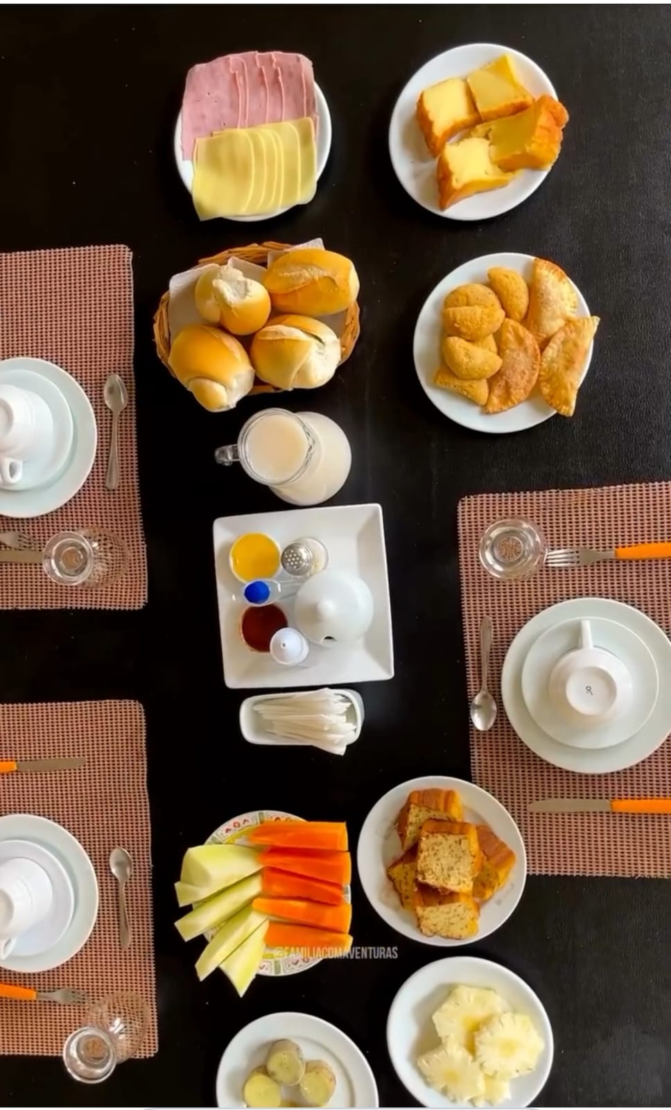 Mesa de café da manhã servida com frutas e bolos