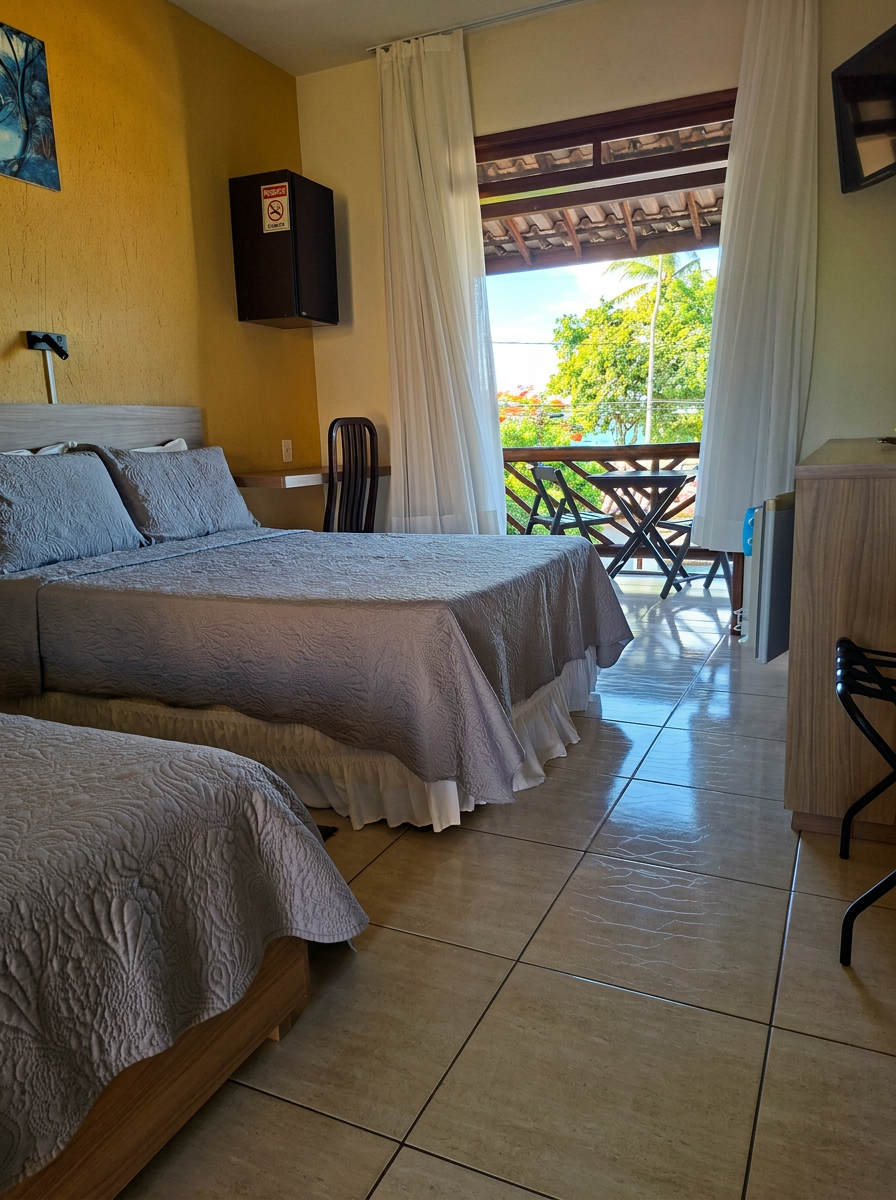 Suíte da Pousada Tropicália com vista para o mar e varanda com rede