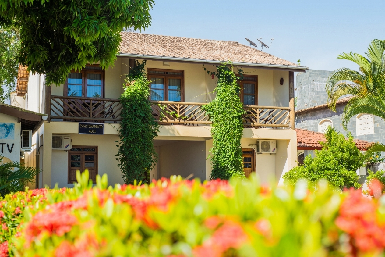 Fachada da Pousada Tropicália com jardim florido