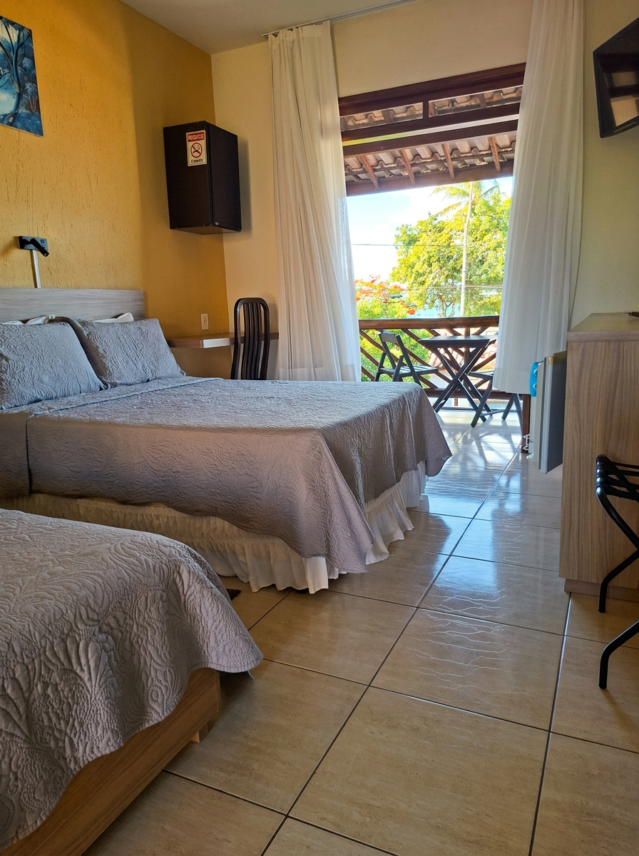 Suíte com cama de casal e varanda com vista